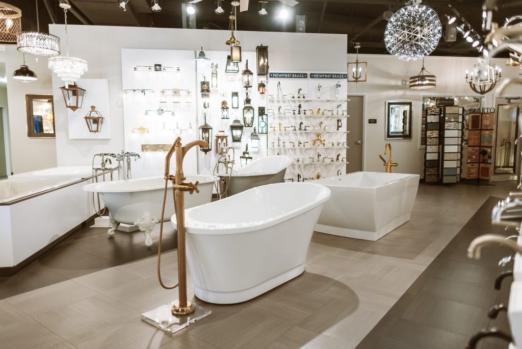 a showroom displaying bathtubs, lighting fixtures, and plumbing fixtures.